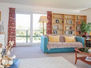 sala de estar con sofá y estante para libros en Goldcrest en Newport
