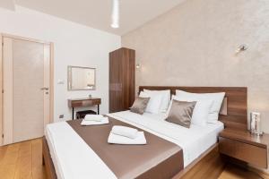 De Lux Apartments Sirena tesisinde bir odada yatak veya yataklar