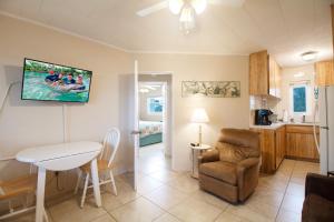 eine Küche und ein Wohnzimmer mit einem Tisch und einem Stuhl in der Unterkunft Tropic Terrace #41 - Beachfront Rental apts in St Pete Beach