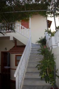 una escalera que conduce a una casa con una puerta roja en Medieval Rose Guest House, en Rodas