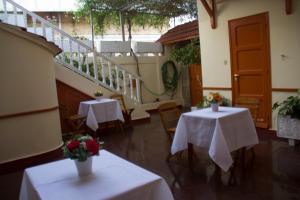 A restaurant or other place to eat at Medieval Rose Guest House