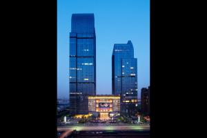 un grupo de rascacielos altos en una ciudad por la noche en Grand Parkray Hangzhou, en Hangzhou