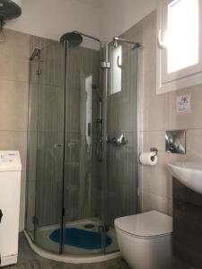 Et badeværelse på Giannisasi Mykonos Apartment
