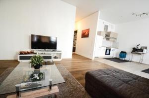 uma sala de estar com uma grande televisão de ecrã plano em High-Quality in the heart of Stuttgart 4 em Stuttgart