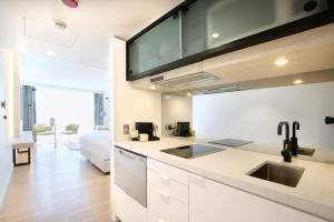 A cozinha ou cozinha compacta de Miss Baker's Boutique Accommodation Bondi
