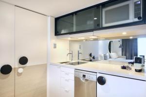A cozinha ou cozinha compacta de Miss Baker's Boutique Accommodation Bondi
