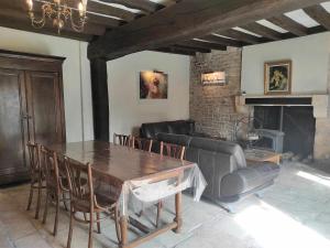 a dining room with a table and a couch at Gîte Mareuil-sur-Arnon, 4 pièces, 6 personnes - FR-1-586-22 in Mareuil-sur-Arnon