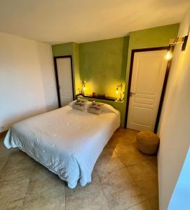Postel nebo postele na pokoji v ubytování Hotel Le Saint Jean