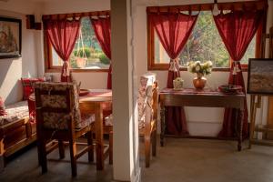 a dining room with a table and a window at Quo Vadis Farm in Māngwa