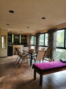 a living room with a table and chairs at CABAÑA EL SALTO 2 in Tzicuilán