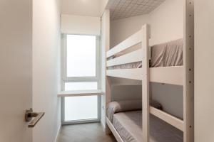 een stapelbed in een kamer met een ladder bij Luxury Rental Spain in Alicante