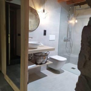 a bathroom with a sink and a toilet at Ca la Francisqueta, La Tina i el Deso Apartament Solsona in Solsona