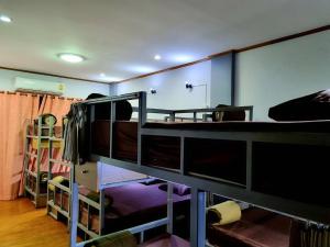 Ein Etagenbett oder Etagenbetten in einem Zimmer der Unterkunft T2B Hostel