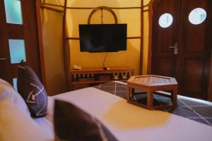 TV a/nebo společenská místnost v ubytování Triyana Resort and Glamping