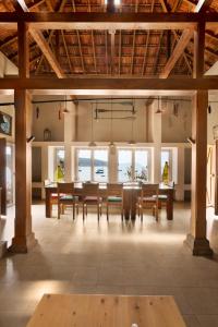 uma grande sala de jantar com mesa e cadeiras em SaffronStays Crescent Bay, Palshet em Chiplun