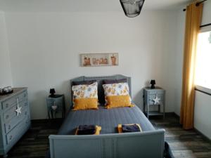 a bedroom with a bed with yellow pillows at L escapade in Rabastens