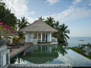 eine Villa mit einem Pool vor dem Meer in der Unterkunft Adiwana Jelita Sejuba Natuna in Ranai