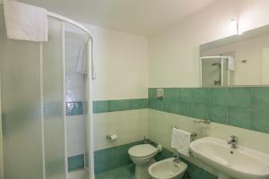 łazienka z toaletą, umywalką i prysznicem w obiekcie Cortile Antico w Trapani +32 zdjęcia