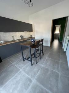 uma cozinha com mesa e cadeiras num quarto em Appartamento Calilla em Taranto