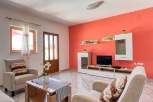 Televisyen dan/atau pusat hiburan di House MELLY with Swimming Pool
