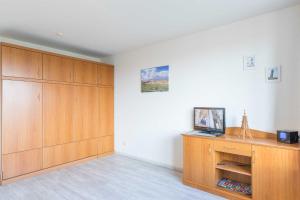 Zimmer mit einem großen Holzschrank in einem Zimmer in der Unterkunft Knechtsand 443 in Cuxhaven