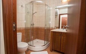 uma casa de banho com um chuveiro, um WC e um lavatório. em Alex-part Kaliakria resort em Kavarna
