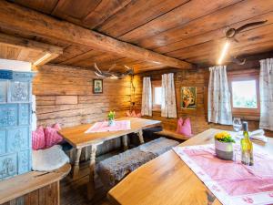 uma sala de jantar com paredes de madeira e mesas e bancos de madeira em Charming holiday home in Fügenberg with sauna em Fügenberg