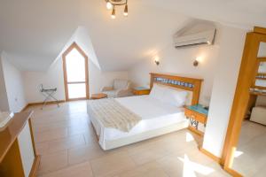 1 dormitorio con cama blanca y ventana en Datca Kilic Hotel, en Datça