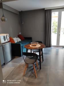 un tavolino e una sedia in una camera con un letto di Slo Design House a Marsala