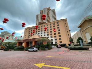 un bâtiment avec des lanternes rouges dans un parking dans l'établissement Sunway Resort Suites max 4 pax studio 1 mins walk to Sunway Pyramid, à Petaling Jaya