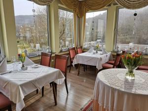 Un restaurante u otro lugar para comer en Hotel Haus am See 50 fotos más