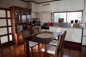 eine Küche mit einem Tisch und Stühlen im Zimmer in der Unterkunft Oyado Endo - Vacation STAY 12914v in Sanuki