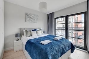 Postel nebo postele na pokoji v ubytování Dwie Motławy Apartinfo Apartments