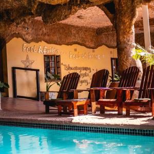 בריכת השחייה שנמצאת ב-African Home Hotel או באזור