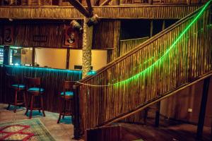una escalera en un bar con luces verdes en African Home Hotel, en Gaborone