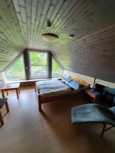 una camera da letto con un letto e un soffitto in legno di Ferienhaus blauer See mit optionalem Hot-Tub a Bockhorn Altre 41 foto