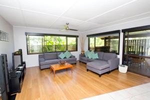 ein Wohnzimmer mit 2 Sofas und einem TV in der Unterkunft Nevaeh Holiday Home plus Pool in Avarua