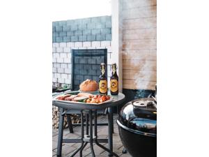 een tafel met een bord eten en twee flessen wijn bij Ferienhaus am Millibach in Wehingen