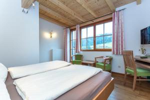 Łóżko lub łóżka w pokoju w obiekcie Brandstatthof Leogang