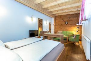 Łóżko lub łóżka w pokoju w obiekcie Brandstatthof Leogang