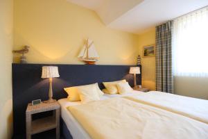 Ein Bett oder Betten in einem Zimmer der Unterkunft Atlantic Hotel Garni
