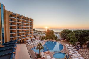 Bazén v ubytování GRIFID Arabella Hotel - Ultra All inclusive & Aquapark nebo v jeho okolí