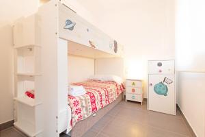 ein Kinderschlafzimmer mit einem Etagenbett und einer Leiter in der Unterkunft Global Properties, Apartamento 2 dormitorios en Canet d'en Berenguer in Canet d'en Berenguer