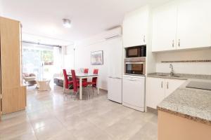 Kuchyňa alebo kuchynka v ubytovaní Global Properties, Apartamento 2 dormitorios en Canet d'en Berenguer
