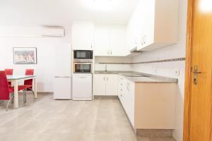 Kuchyňa alebo kuchynka v ubytovaní Global Properties, Apartamento 2 dormitorios en Canet d'en Berenguer