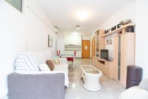 卡耐特蒂貝蘭格的住宿－Global Properties, Apartamento 2 dormitorios en Canet d'en Berenguer，客厅配有沙发和桌子