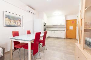 Kuchyňa alebo kuchynka v ubytovaní Global Properties, Apartamento 2 dormitorios en Canet d'en Berenguer
