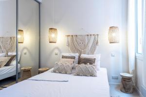 um quarto branco com uma cama e um espelho em Cozy appartement Juan-Les-Pins - 300m Plage em Juan-les-Pins