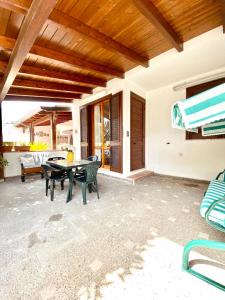 un patio con mesa y sillas. en ADV Holiday House - Casa Vacanze, en San Cataldo