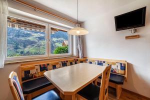 een eetkamer met een tafel en stoelen en een raam bij Ferienwohnung Laugen in Saltusio